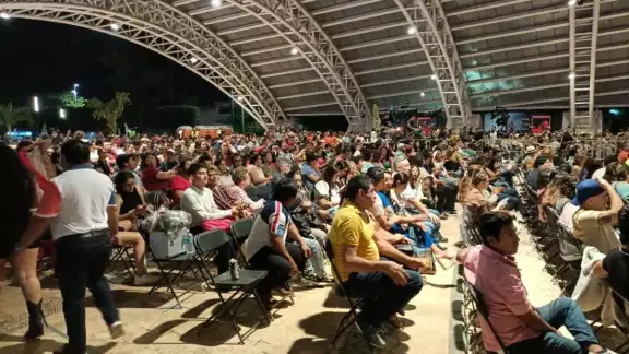 Lleno total en la coronación del Carnaval Estudiantil del Instituto Campechano