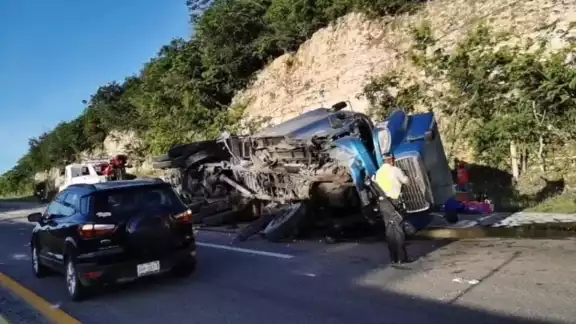 El tráiler quedó a un costado del Periférico de Campeche con graves daños El tráiler quedó a un costado del Periférico de Campeche con graves daños
