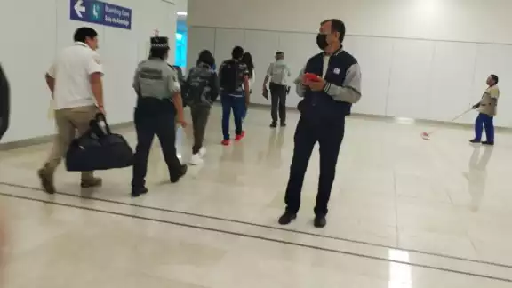 Migrantes detenidos, entre ellos una mujer con dos menores Migrantes detenidos, entre ellos una mujer con dos menores
