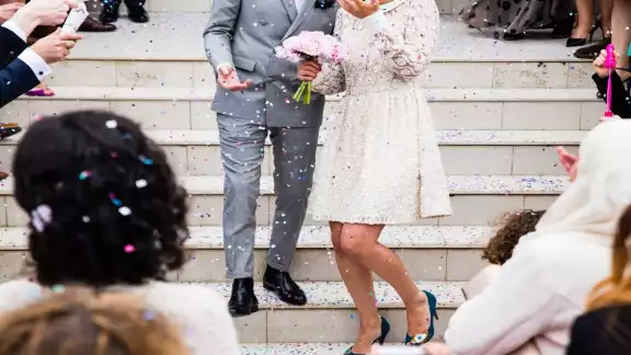 La mujer ofrece una recompensa por su vestido de bodas