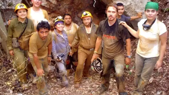 El equipo apoya a las comunidades rurales, para realizar diagnósticos de sus cuevas