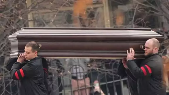 Miles de personas acudieron al funeral del opositor ruso Alexéi Navalni vigilados por un gran operativo de seguridad Miles de personas acudieron al funeral del opositor ruso Alexéi Navalni vigilados por un gran operativo de seguridad