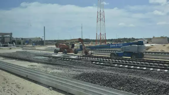 Es previsible que también comience a operar este 4 de marzo el sistema de autobuses eléctricos que enlazará la estación del Tren Maya con el AIC.
Es previsible que también comience a operar este 4 de marzo el sistema de autobuses eléctricos que enlazará la estación del Tren Maya con el AIC.