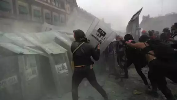 El Presidente de la República invitó a las mujeres a manifestarse en las marchas por el Día Internacional de la Mujer, de manera pacífica y sin capucha El Presidente de la República invitó a las mujeres a manifestarse en las marchas por el Día Internacional de la Mujer, de manera pacífica y sin capucha