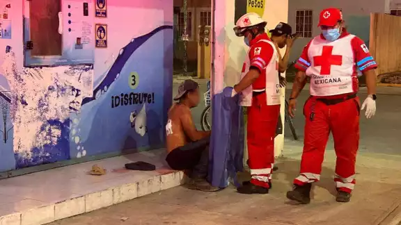 Testigos solicitaron la presencia de los cuerpos de rescate para que atendieran al herido. Testigos solicitaron la presencia de los cuerpos de rescate para que atendieran al herido.
