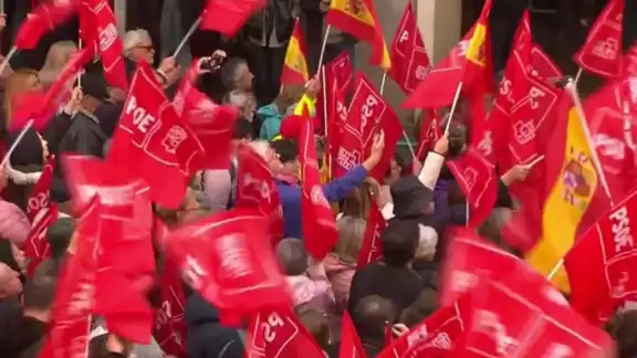 Miles de simpatizantes del Partido Socialista Obrero Español se movilizaron este sábado para pedirle a Pedro Sánchez que se quede Miles de simpatizantes del Partido Socialista Obrero Español se movilizaron este sábado para pedirle a Pedro Sánchez que se quede