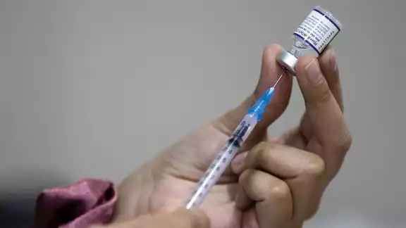 Albert Bourla, consejero delegado de Pfizer, aclaró que no se sabe si sea necesaria una cuarta dosis anticovid Albert Bourla, consejero delegado de Pfizer, aclaró que no se sabe si sea necesaria una cuarta dosis anticovid