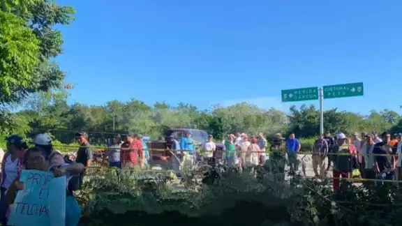 Por la falta de acuerdos con el INAH, los ejidatarios bloquearon la entrada a Mayapán desde muy temprano Por la falta de acuerdos con el INAH, los ejidatarios bloquearon la entrada a Mayapán desde muy temprano