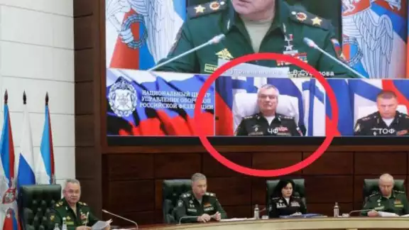 El comandante de la flota rusa en el Mar Negro, Viktor Sokolov, apareció en una reunión con oyros mandos militares, desmintiendo su supuesta muerte El comandante de la flota rusa en el Mar Negro, Viktor Sokolov, apareció en una reunión con oyros mandos militares, desmintiendo su supuesta muerte