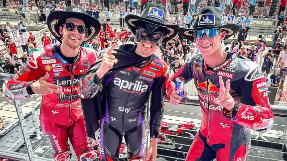 Junto a Maverick Viñales, el podio del GP de las Américas lo completó Pedro Acosta (izq) y Enea Bastianini