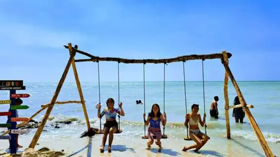 Los visitantes y paseantes llegan a los espacios improvisados para ingresar al mar Los visitantes y paseantes llegan a los espacios improvisados para ingresar al mar