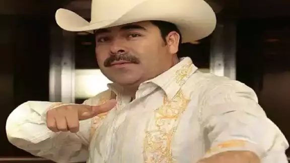Sergio Vega “El Shaka” fue uno de los exponentes de música regional mexicana, famoso por sus éxitos como “¿Quién es usted?” y “Dueño de ti”