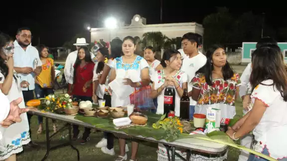 En algunos altares se pusieron alimentos y platillos tradicionales de la efeméride