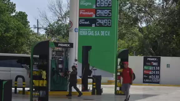 Las gasolineras de Pemex están cobrando 25.13 pesos por litro de premium, cuando el rango era entre 23 a 24.50 pesos