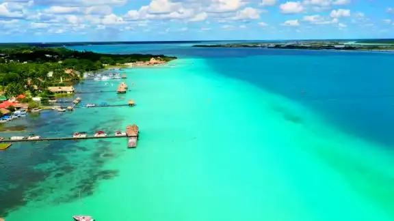 Sus aguas cristalinas exhiben una paleta de tonalidades que van desde el turquesa más claro hasta el azul profundo.