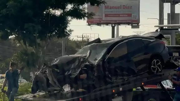 Dos de los ocupantes del auto fueron trasladados a un hospital para su atención médica Dos de los ocupantes del auto fueron trasladados a un hospital para su atención médica