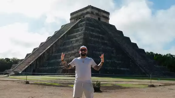 Arcangel visitó la zona arqueológica de Chichén Itzá Arcangel visitó la zona arqueológica de Chichén Itzá