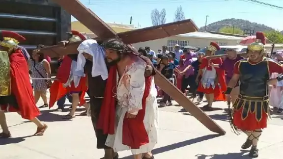 La celebración del Viacrucis durante la Semana Santa se convierte en un momento de reflexión profunda sobre los valores cristianos, el amor y el sacrificio La celebración del Viacrucis durante la Semana Santa se convierte en un momento de reflexión profunda sobre los valores cristianos, el amor y el sacrificio