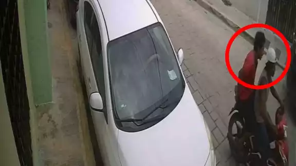 El robo de la motocicleta quedó captado por una cámara de seguridad El robo de la motocicleta quedó captado por una cámara de seguridad