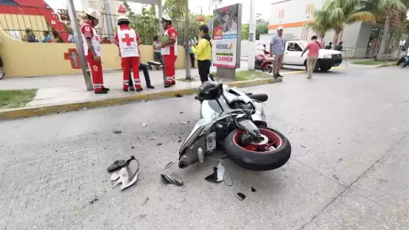 El motociclista fue auxiliado por paramédicos de la Cruz Roja Mexicana El motociclista fue auxiliado por paramédicos de la Cruz Roja Mexicana