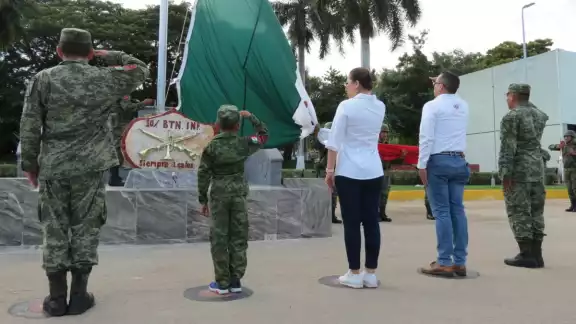 El niño conoció las instalaciones militares y portó el uniforme con orgullo El niño conoció las instalaciones militares y portó el uniforme con orgullo