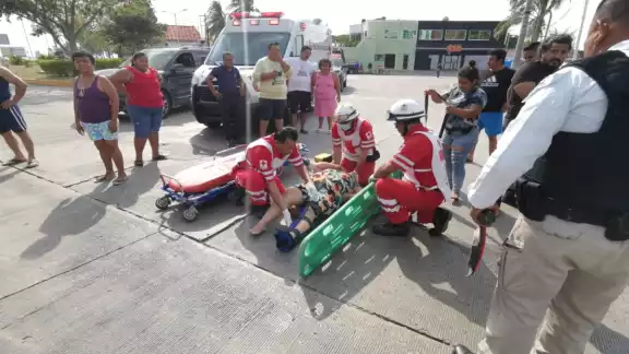 La mujer fue trasladada de emergencia por posible fractura en la pierna