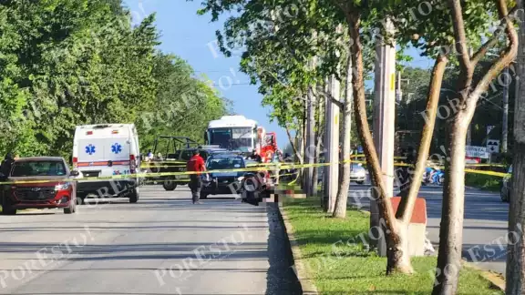 El hombre se golpeó la cabeza contra el camellón El hombre se golpeó la cabeza contra el camellón