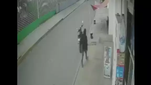 El video circula en redes sociales, cuando el atacante abre fuego contra el lomito