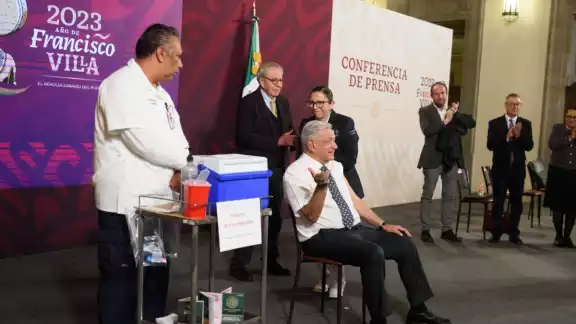El Presidente de México recibió la vacuna contra el COVID-19 este martes en Palacio Nacional El Presidente de México recibió la vacuna contra el COVID-19 este martes en Palacio Nacional