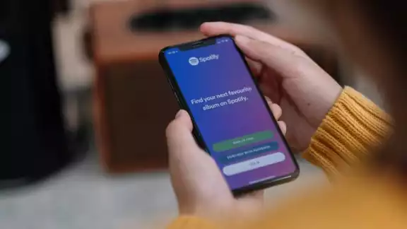 Desde Bruselas, la Comisión Europea impuso una multa a Apple por mil 800 millones de euros por afectar a Spotify con prácticas monopólicas Desde Bruselas, la Comisión Europea impuso una multa a Apple por mil 800 millones de euros por afectar a Spotify con prácticas monopólicas
