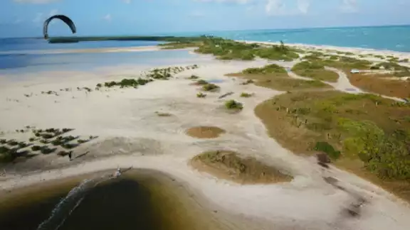 Esta zona es popular entre los amantes del kitesurf y parapente, quienes acuden a la laguna Chacmuchuch por su bajo nivel de agua.
