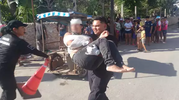 Al ver a la familia tendida solicitaron la presencia de las autoridades policiacas Al ver a la familia tendida solicitaron la presencia de las autoridades policiacas