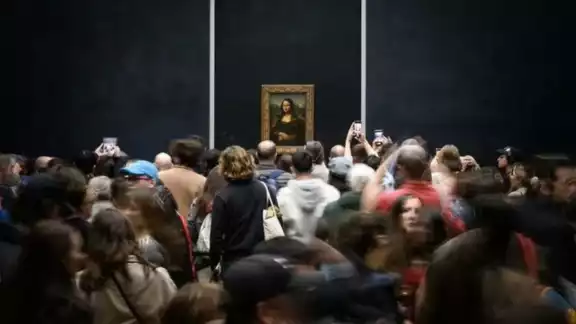 El Museo del Louvre estudia poner "La Gioconda" en una sala separada ante las visitas masivas El Museo del Louvre estudia poner "La Gioconda" en una sala separada ante las visitas masivas