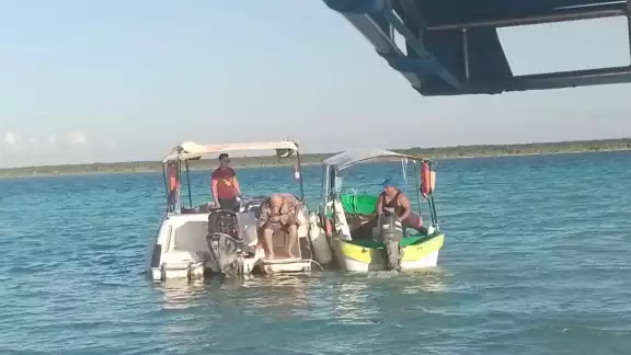 Embarcación de la empresa Tíos Tour estuvo a punto de hundirse en Chetumal Embarcación de la empresa Tíos Tour estuvo a punto de hundirse en Chetumal