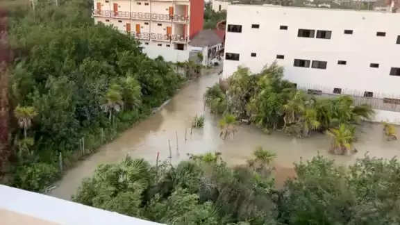 El camino hacia la zona de Punta Cocos es una de las más afectadas, al quedar inundada y poco transitable. El camino hacia la zona de Punta Cocos es una de las más afectadas, al quedar inundada y poco transitable.