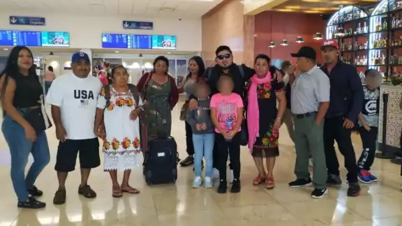 Luego de posar para la foto, la familia se dirigió al estacionamiento del aeropuerto para abordar la camioneta Luego de posar para la foto, la familia se dirigió al estacionamiento del aeropuerto para abordar la camioneta