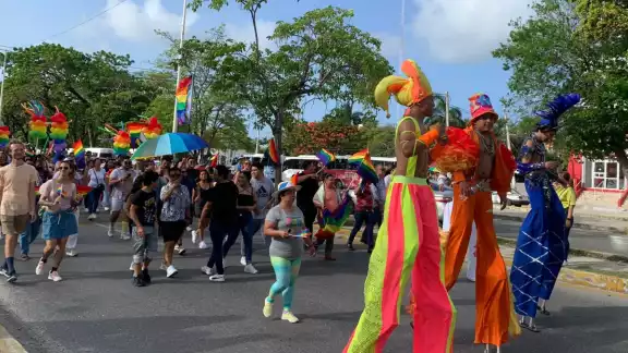 Con carros alegóricos y performances, los habitantes pidieron respeto a sus preferencias sexuales Con carros alegóricos y performances, los habitantes pidieron respeto a sus preferencias sexuales