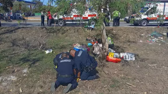 Por el impacto giró y quedo con la parte delantera sobre este