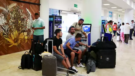 Personal del Módulo de Información de la Terminal Aérea indicó que estas personas ingresaron a Cancún con el argumento de tomar unos días de vacaciones Personal del Módulo de Información de la Terminal Aérea indicó que estas personas ingresaron a Cancún con el argumento de tomar unos días de vacaciones