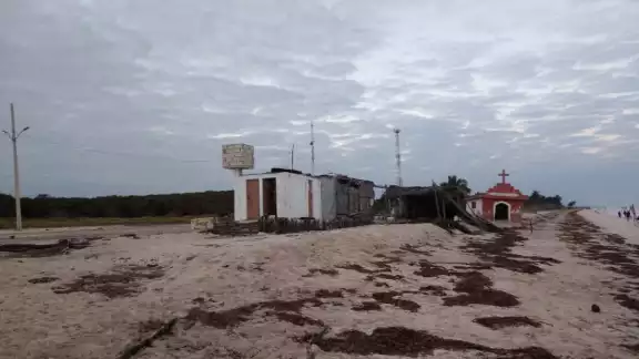 Los pobladores indican que, en estos últimos 50 años, decenas de metros de arena han desaparecido de las costas Los pobladores indican que, en estos últimos 50 años, decenas de metros de arena han desaparecido de las costas