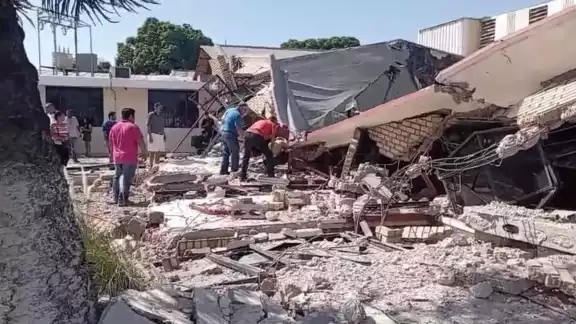 En el lugar continúan las labores de rescate para salvar a las personas atrapadas al interior de los escombros En el lugar continúan las labores de rescate para salvar a las personas atrapadas al interior de los escombros
