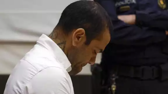Después de 13 meses en prisión preventiva , comenzó el juicio contra Dani Alves por presunta agresión sexual a una joven Después de 13 meses en prisión preventiva , comenzó el juicio contra Dani Alves por presunta agresión sexual a una joven