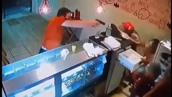 En una cafetería de Ecuador, un hombre repele asalto con arma de fuego En una cafetería de Ecuador, un hombre repele asalto con arma de fuego