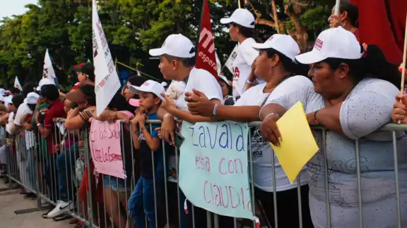 Simpatizantes fueron llegando al punto de reunión, en el Parque de la Paz Simpatizantes fueron llegando al punto de reunión, en el Parque de la Paz
