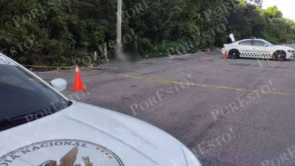 Tenía un cuchillo clavado en el pecho para sostener una cartulina Tenía un cuchillo clavado en el pecho para sostener una cartulina