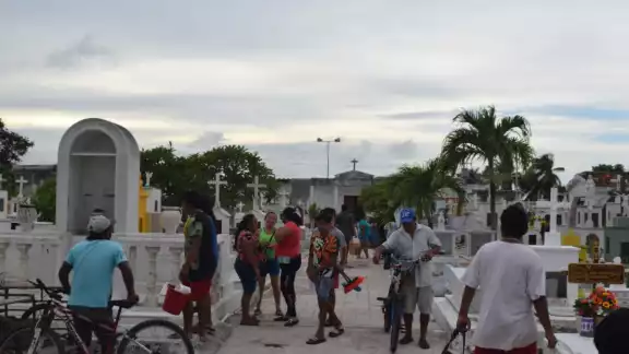 El trabajo de limpieza y colocación de alguna flor de temporada queda a cargo de los más grandes de la casa