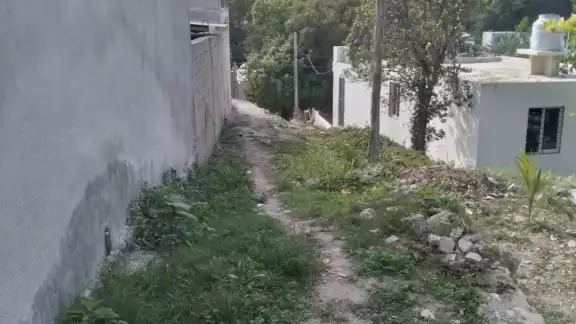 Consideran que deberían poner escaleras, cemento y luminarias
