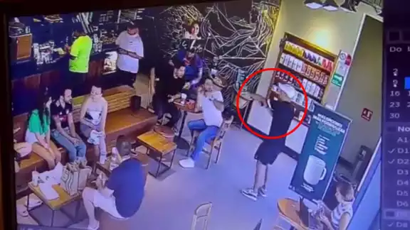 En un segundo video se aprecia cómo el empresario fue ejecutado por un hombre en un Starbucks en Tulum En un segundo video se aprecia cómo el empresario fue ejecutado por un hombre en un Starbucks en Tulum