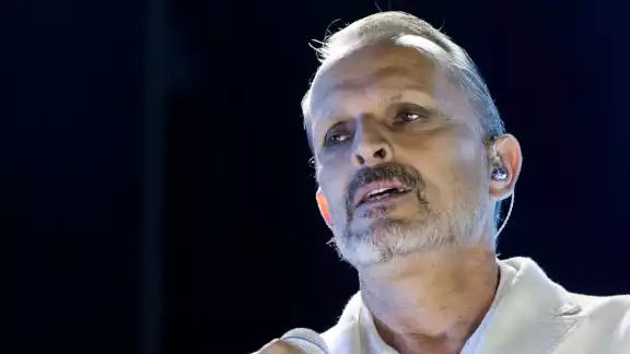 Bosé no llamó la atención de los asistentes al evento por sus palabras, sino por cómo actuó. Foto: Especial