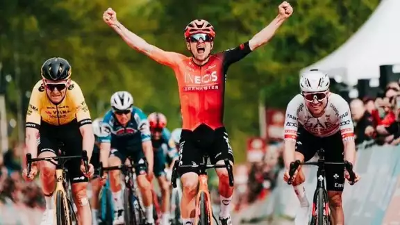 Tom Pidcock quedó por delante del suizo Marc Hirschi y los belgas Tiesj Benoot y Mauri Vansevenant Tom Pidcock quedó por delante del suizo Marc Hirschi y los belgas Tiesj Benoot y Mauri Vansevenant